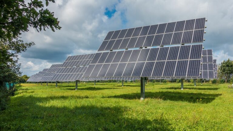 polyvalence et efficacite du panneau solaire hybride avantages et fonctionnement.jpeg