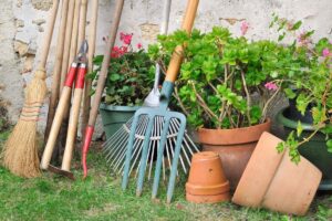outils de jardin en silence